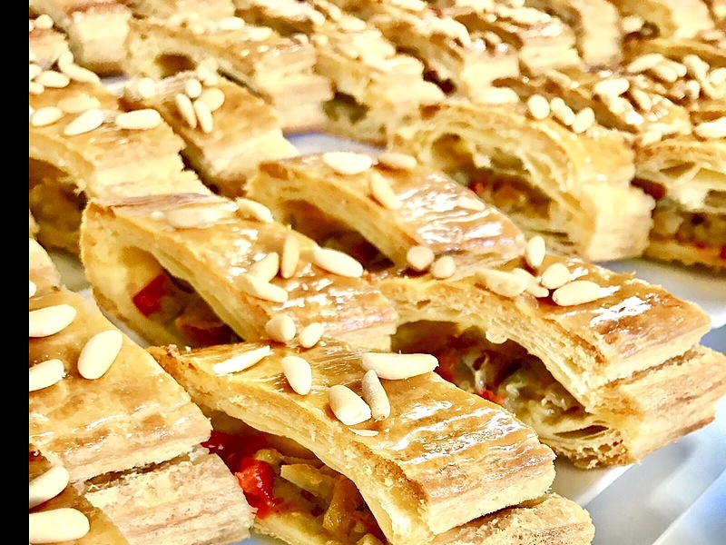 Bandas de hojaldre rellenas de verduras bio con piñones